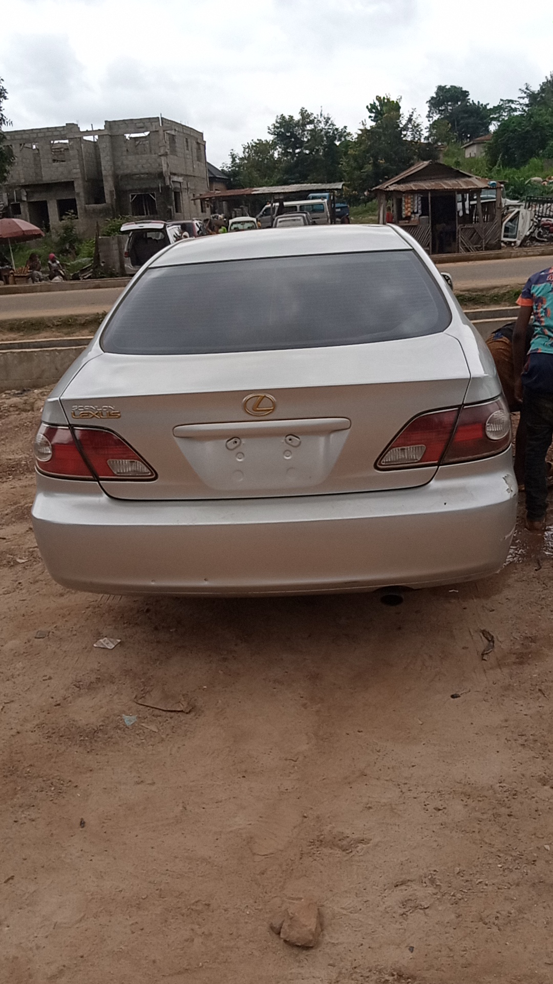 Lexus ES300 is available at Efritin