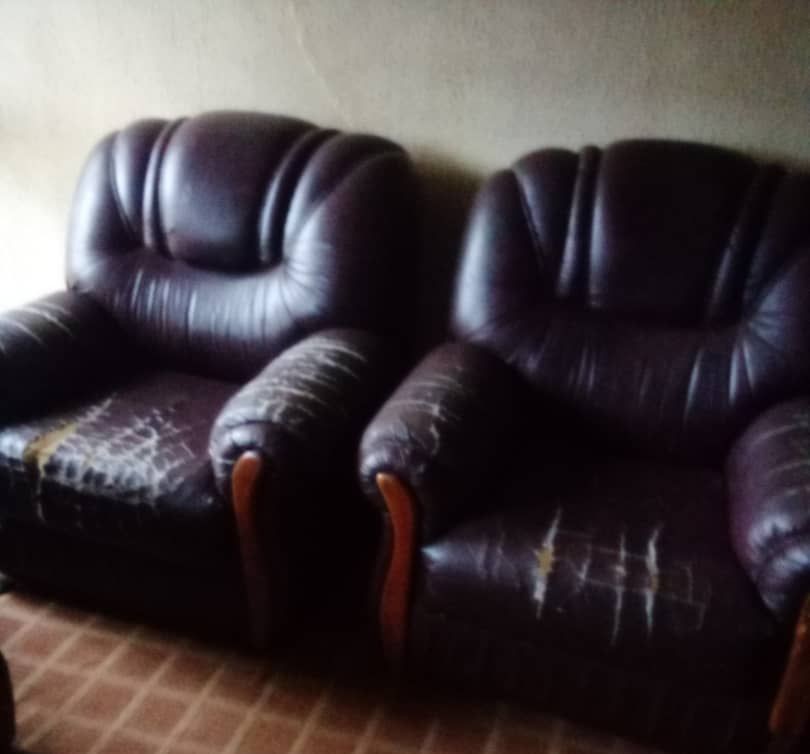 4 Single Seater And 1 Three Seater Chair is available at Efritin