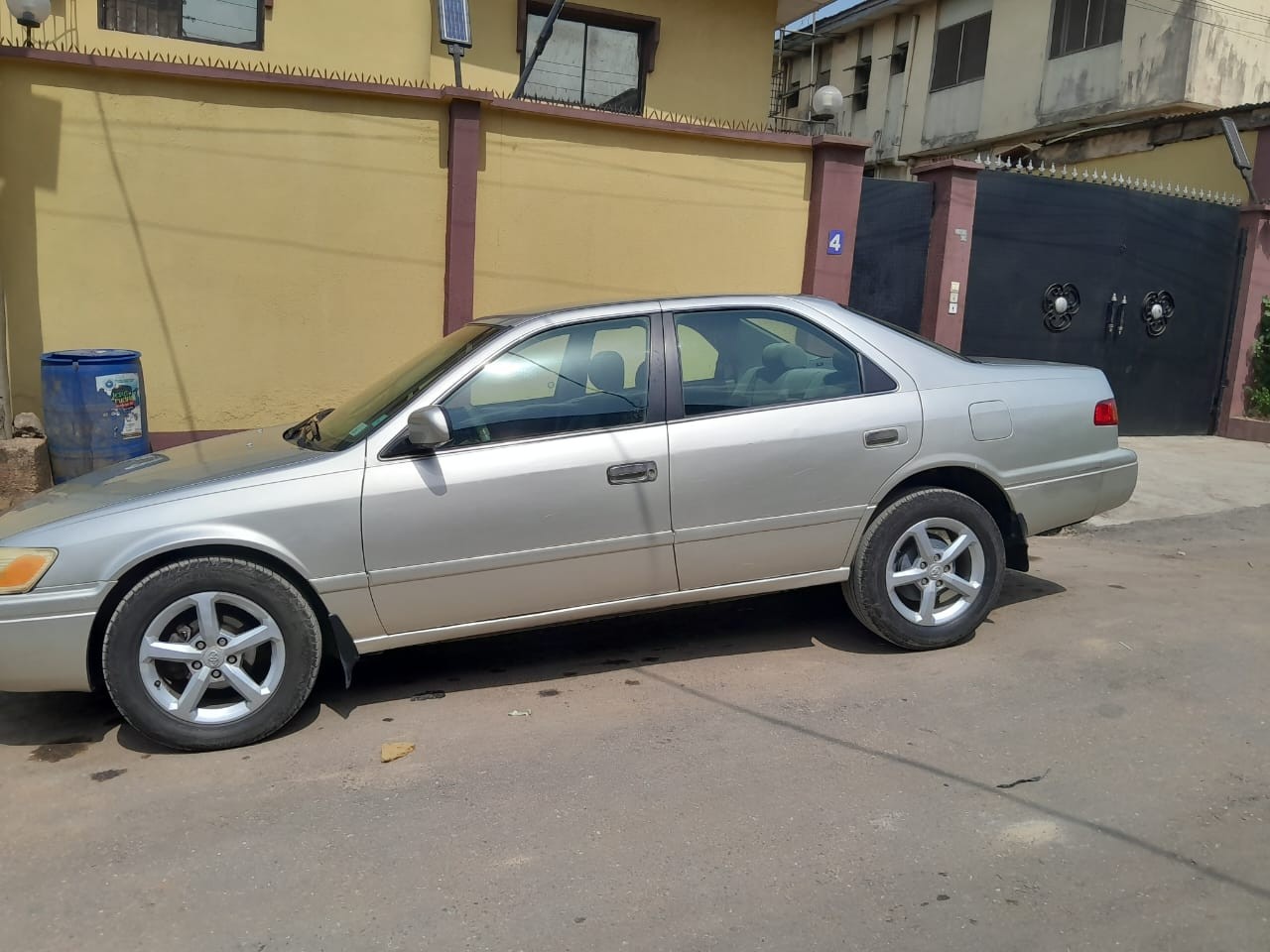 Toyota Camry 2000 is available at Efritin