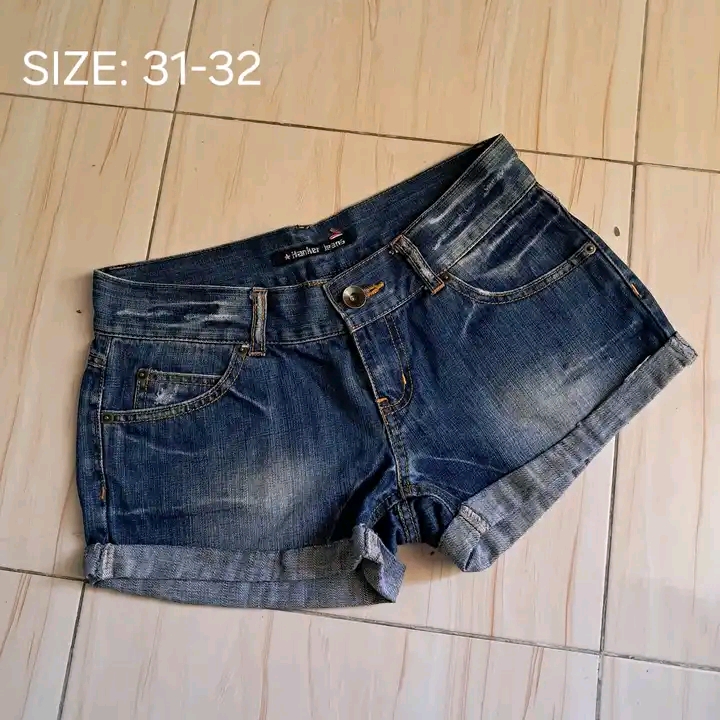 Women short Jean is available at Efritin